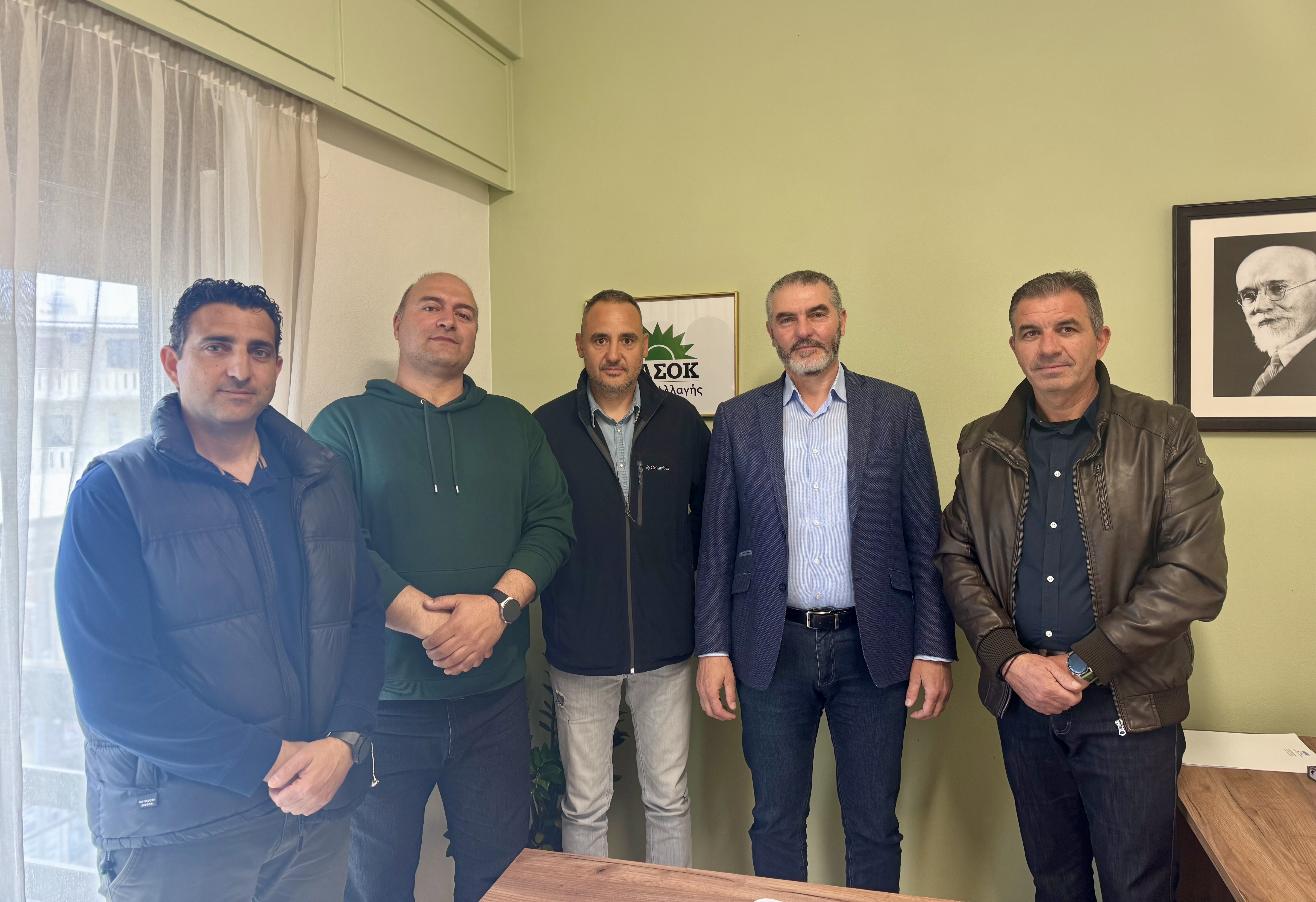 Συνάντηση του Βουλευτή Ρεθύμνης, Μανόλη Χνάρη, με μέλη της Ένωσης Προσωπικού Λιμενικού Σώματος Δυτικής Κρήτης και της Ένωσης Υπαλλήλων Πυροσβεστικού Σώματος Περιφέρειας Κρήτης Συνάντηση του Βουλευτή Ρεθύμνης, Μανόλη Χνάρη, με μέλη της Ένωσης Προσωπικού Λιμενικού Σώματος Δυτικής Κρήτης και της Ένωσης Υπαλλήλων Πυροσβεστικού Σώματος Περιφέρειας Κρήτης