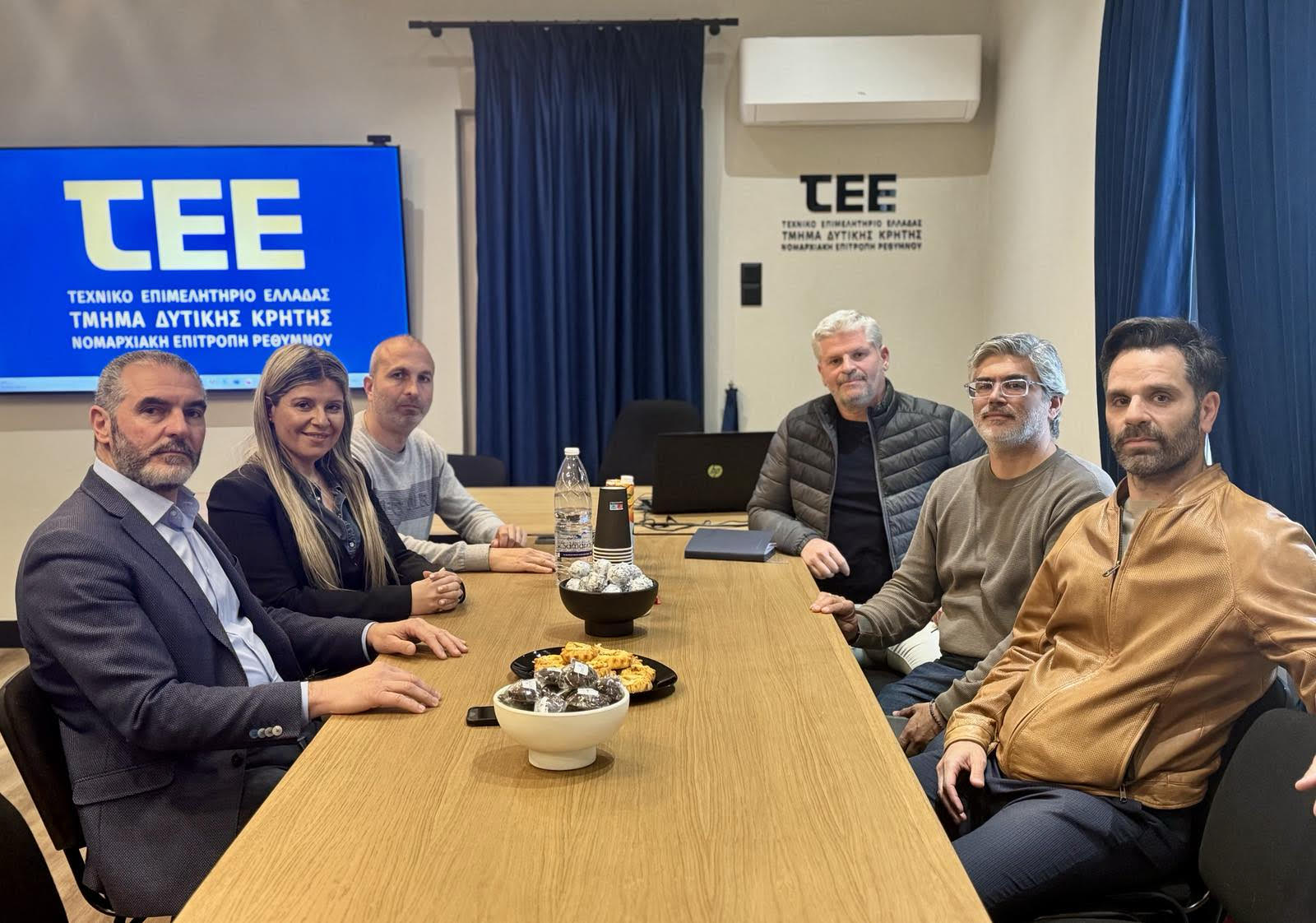 Συνάντηση του Βουλευτή Ρεθύμνης του ΠΑΣΟΚ - Κινήματος Αλλαγής, Μανόλη Χνάρη, με το ΔΣ της Νομαρχιακής Επιτροπής Ρεθύμνου του ΤΕΕ ΤΔΚ Συνάντηση του Βουλευτή Ρεθύμνης του ΠΑΣΟΚ - Κινήματος Αλλαγής, Μανόλη Χνάρη, με το ΔΣ της Νομαρχιακής Επιτροπής Ρεθύμνου του ΤΕΕ ΤΔΚ