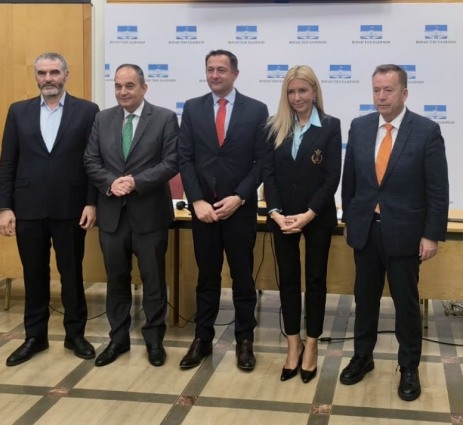 Συμμετοχή του Μανόλη Χνάρη στη διακομματική συνάντηση με τον Ευρωπαίο Επίτροπο Christophe Hansen στη Βουλή των Ελλήνων. 